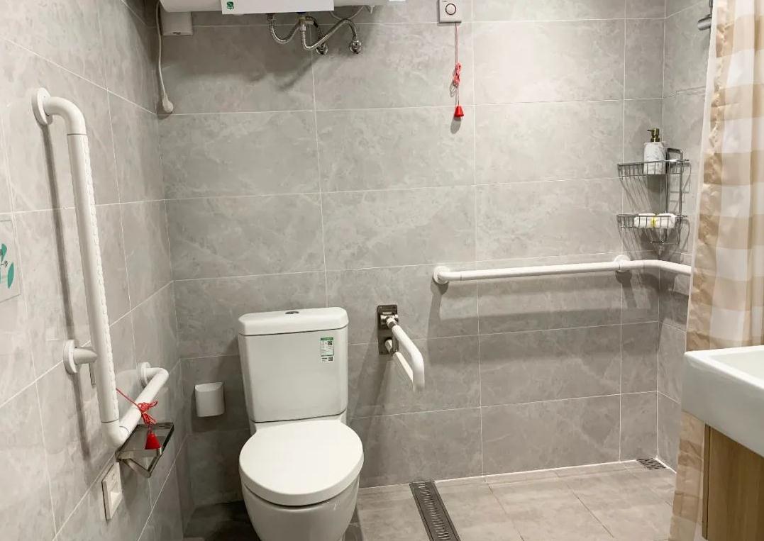 安裝扶手，給老人穩(wěn)穩(wěn)的支撐